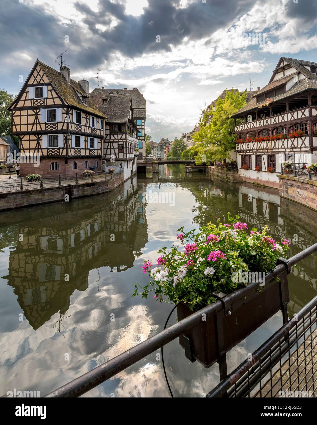Strasbourg, France - 19 juin 2023 : Maisons traditionnelles à colombages sur les canaux pittoresques de la petite France dans la ville médiévale de Strasbourg, Banque D'Images