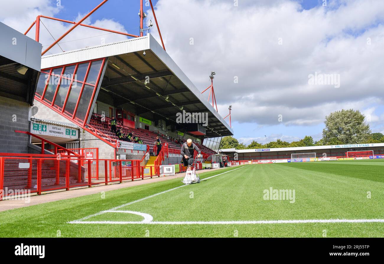 Personnel au sol peignant les lignes blanches sur le terrain avant le match Sky Bet EFL League Two entre Crawley Town et Gillingham au Broadfield Stadium , Crawley , Royaume-Uni - 19 août 2023. Photo Simon Dack / Téléphoto Images. Usage éditorial uniquement. Pas de merchandising. Pour les images de football des restrictions FA et Premier League s'appliquent inc. Aucune utilisation Internet/mobile sans licence FAPL - pour plus de détails contacter football Dataco Banque D'Images