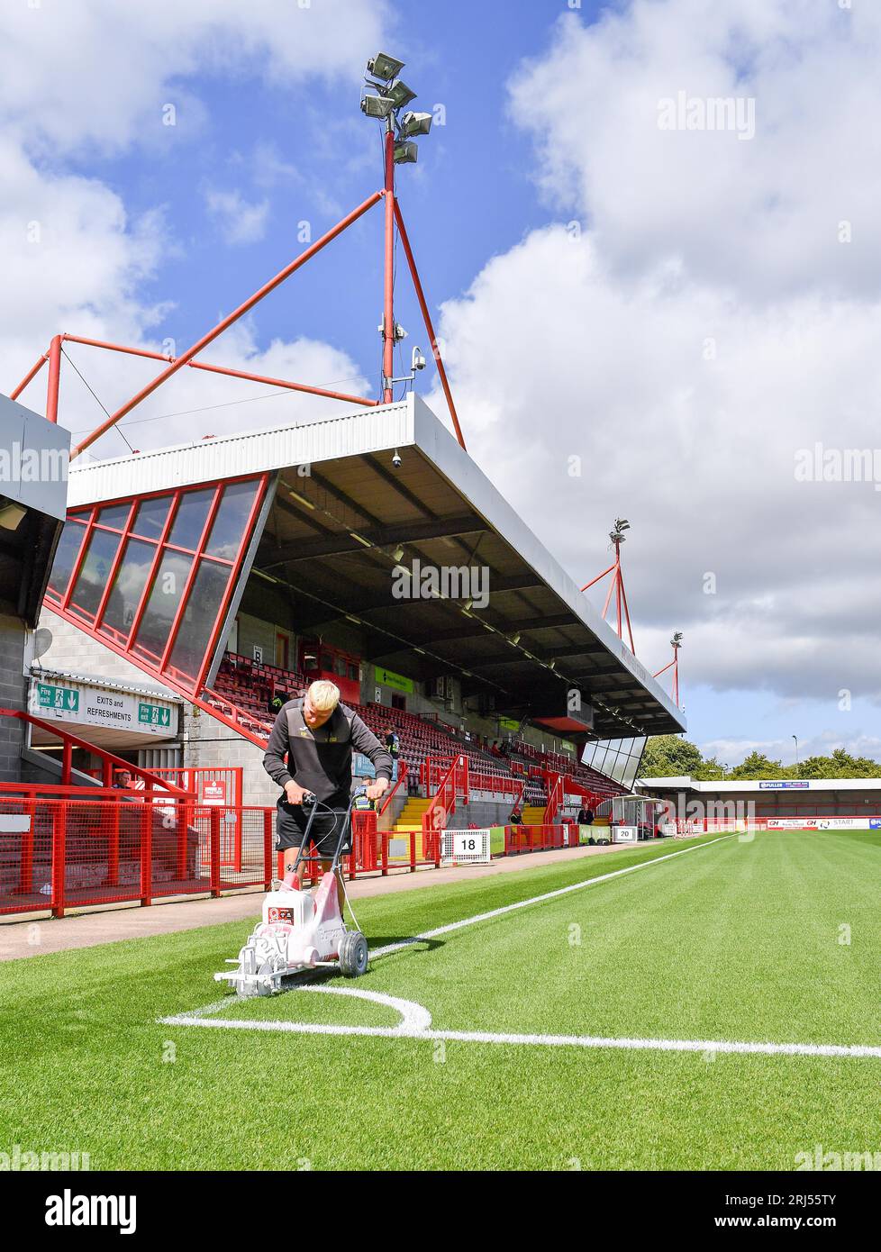 Personnel au sol peignant les lignes blanches sur le terrain avant le match Sky Bet EFL League Two entre Crawley Town et Gillingham au Broadfield Stadium , Crawley , Royaume-Uni - 19 août 2023. Photo Simon Dack / Téléphoto Images. Usage éditorial uniquement. Pas de merchandising. Pour les images de football des restrictions FA et Premier League s'appliquent inc. Aucune utilisation Internet/mobile sans licence FAPL - pour plus de détails contacter football Dataco Banque D'Images