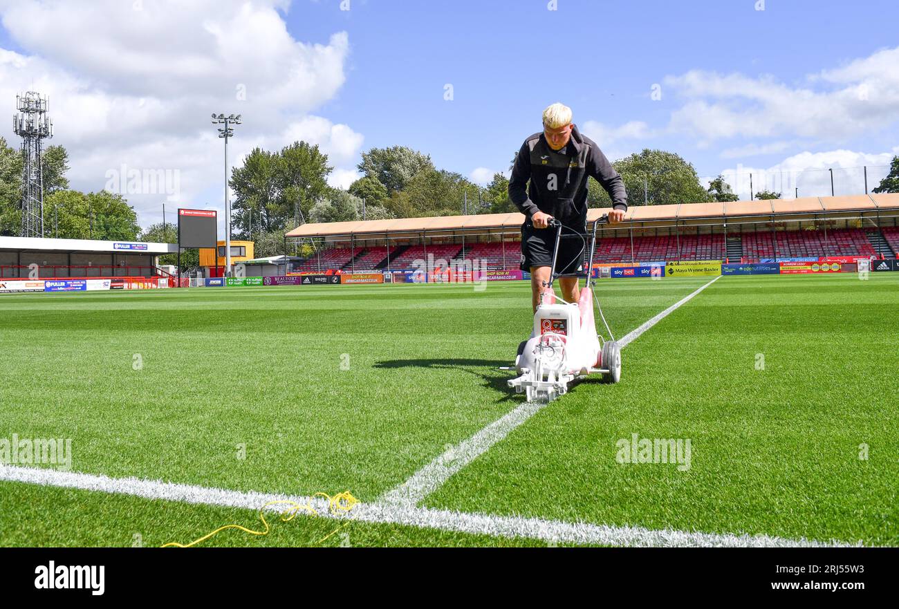 Personnel au sol peignant les lignes blanches sur le terrain avant le match Sky Bet EFL League Two entre Crawley Town et Gillingham au Broadfield Stadium , Crawley , Royaume-Uni - 19 août 2023. Photo Simon Dack / Téléphoto Images. Usage éditorial uniquement. Pas de merchandising. Pour les images de football des restrictions FA et Premier League s'appliquent inc. Aucune utilisation Internet/mobile sans licence FAPL - pour plus de détails contacter football Dataco Banque D'Images