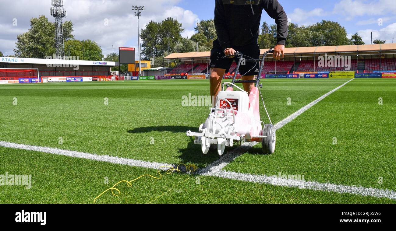 Personnel au sol peignant les lignes blanches sur le terrain avant le match Sky Bet EFL League Two entre Crawley Town et Gillingham au Broadfield Stadium , Crawley , Royaume-Uni - 19 août 2023. Photo Simon Dack / Téléphoto Images. Usage éditorial uniquement. Pas de merchandising. Pour les images de football des restrictions FA et Premier League s'appliquent inc. Aucune utilisation Internet/mobile sans licence FAPL - pour plus de détails contacter football Dataco Banque D'Images