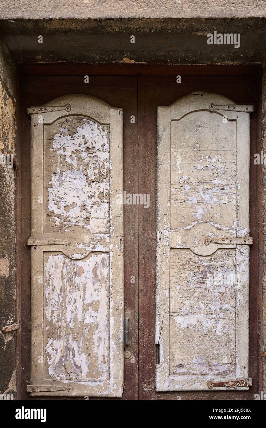 Vue rapprochée des fenêtres avec de vieux stores Banque D'Images