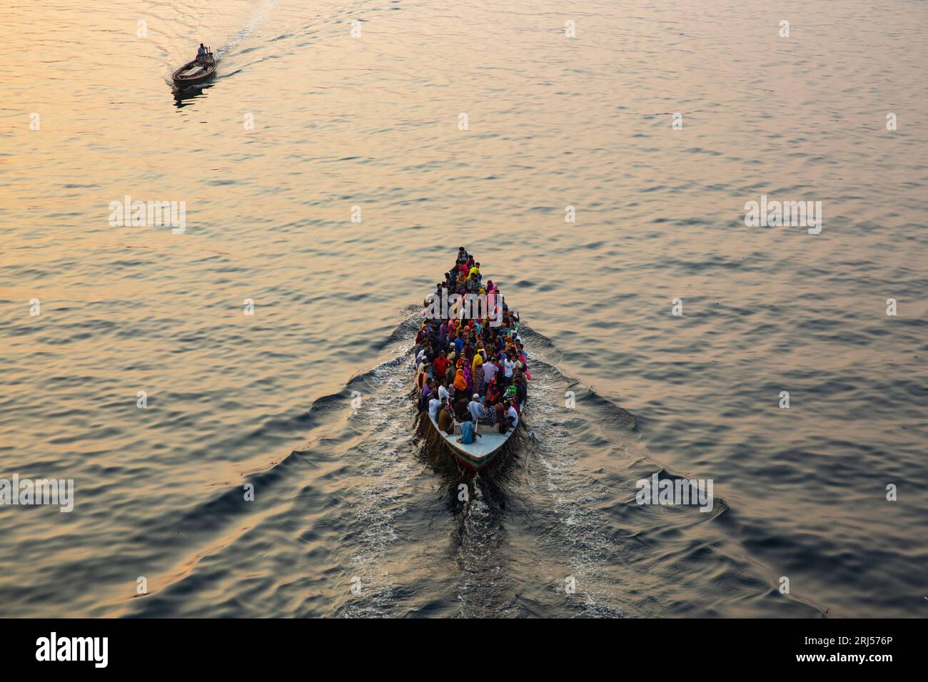 Les gens se sont entassés sur un petit bateau pour atteindre leurs maisons de village par les jupes de Dhaka pour célébrer Eid-ul-Fitr avec leurs proches et chers. Dhaka, Banglad Banque D'Images