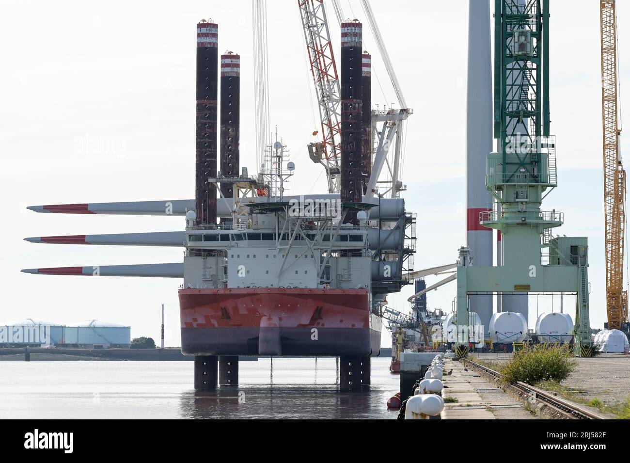 FRANCE, port du Havre, Siemens Gamesa énergie renouvelable SGRE site de production d'éoliennes, Fred Olsen Windcarrier Brave Tern, un navire spécial transporte l'éolienne Siemens Gamesa, la tour et la pale de rotor pour la construction du parc éolien offshore de 500 MW Fecamp à la côte normande / FRANKREICH, le Havre Hafen, Siemens Gamesa Erneuerbare Energie SGRE Produktionsstandort für Windkraftanlagen Spezialschiff Brave Tern mit Siemens Gamesa Windkraftanlagen für den 500 MW Offshore Windpark Fecamp von électricité de France sa EDF Renewables, Enbridge Inc. und wpd Banque D'Images