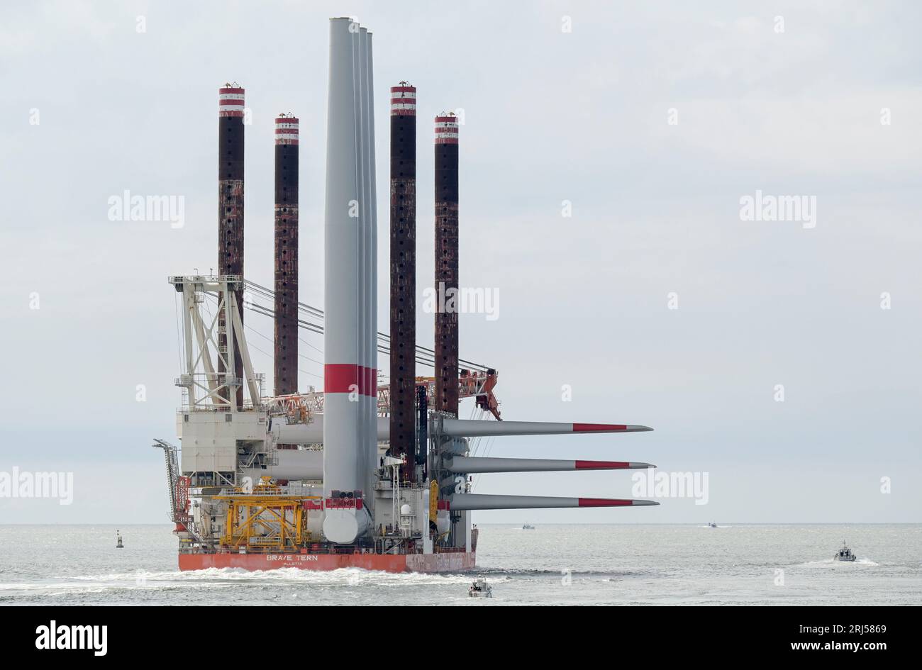 FRANCE, port du Havre, Fred Olsen Windcarrier Brave Tern, un navire spécial transporte Siemens Gamesa 7 MW éolienne Typ SWT-7.0-154 avec tour et pale de rotor pour la construction du parc éolien offshore de 500 MW Fecamp sur la côte normande / FRANKREICH, le Havre Hafen, auslaufendes Spezialschiff Brave Tern mit Siemens Gamesa Windkraftanlagen für den 500 MW Offshore Windpark Fecamp von électricité de France sa EDF Renewables, Enbridge Inc. und wpd Banque D'Images