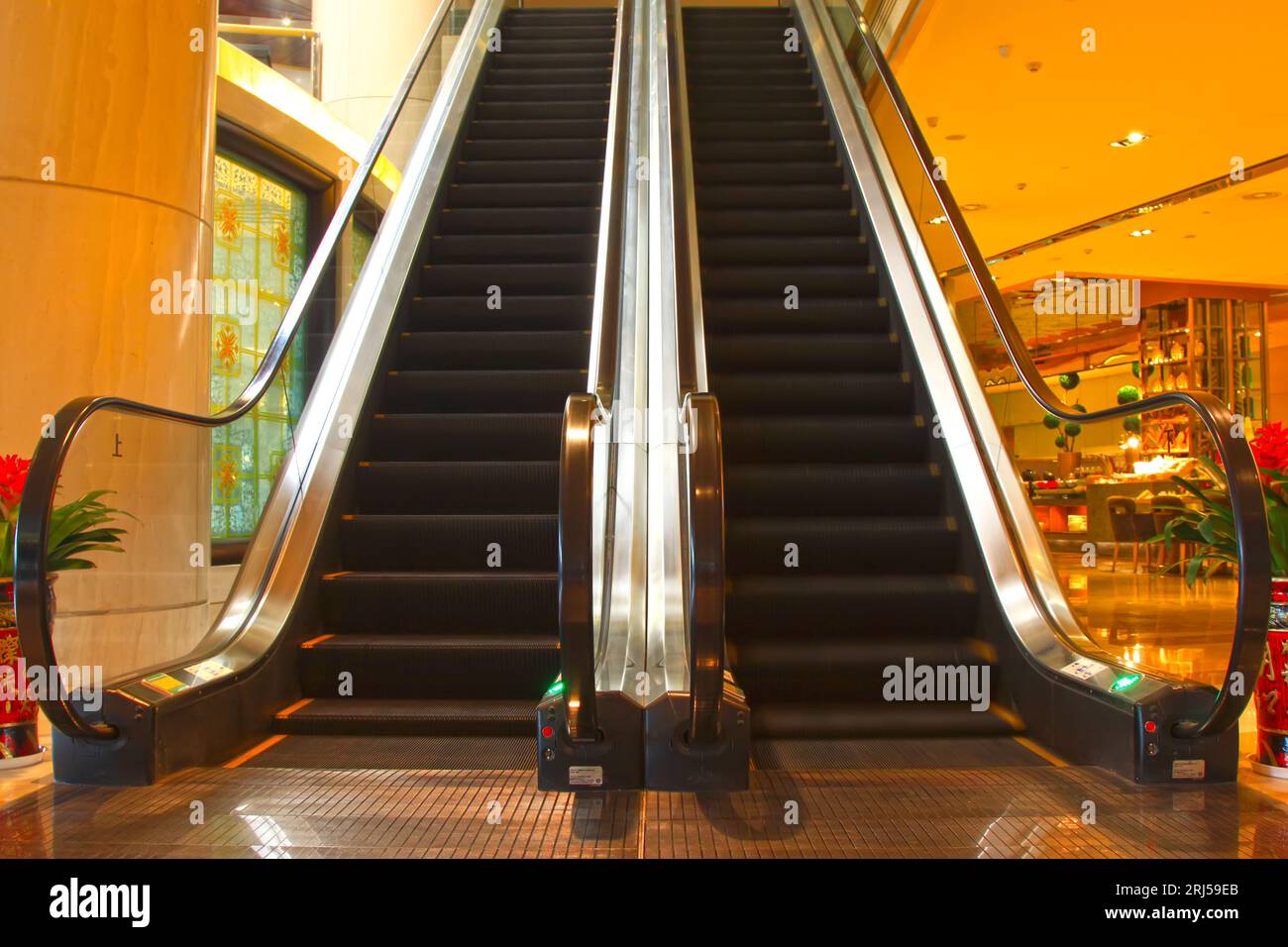 escalator moderne dans le hall de l'hôtel, gros plan de photos. Banque D'Images