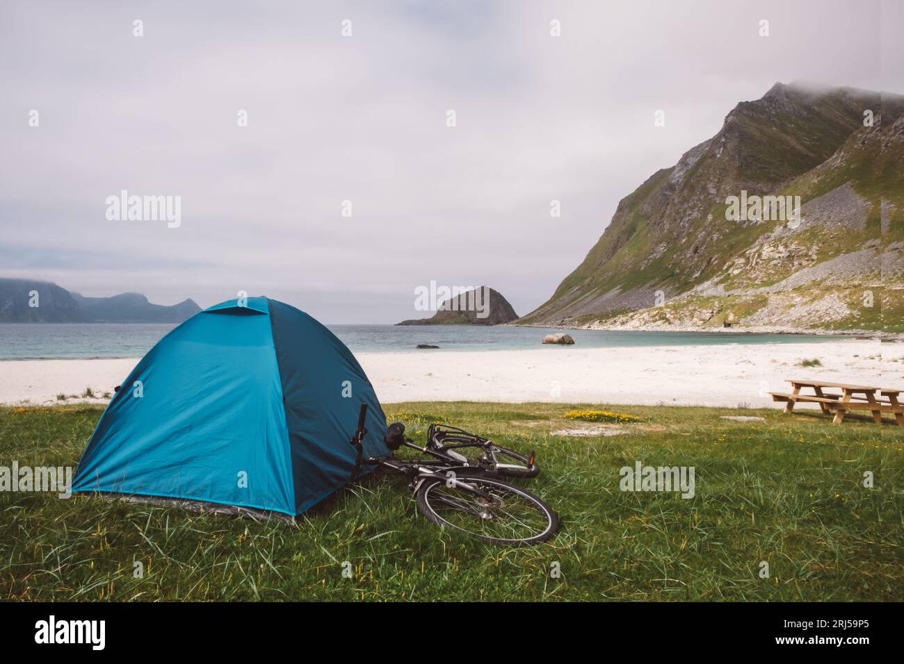 Tente de camping bleue et vélo sur une plage en norvège Photo Stock - Alamy
