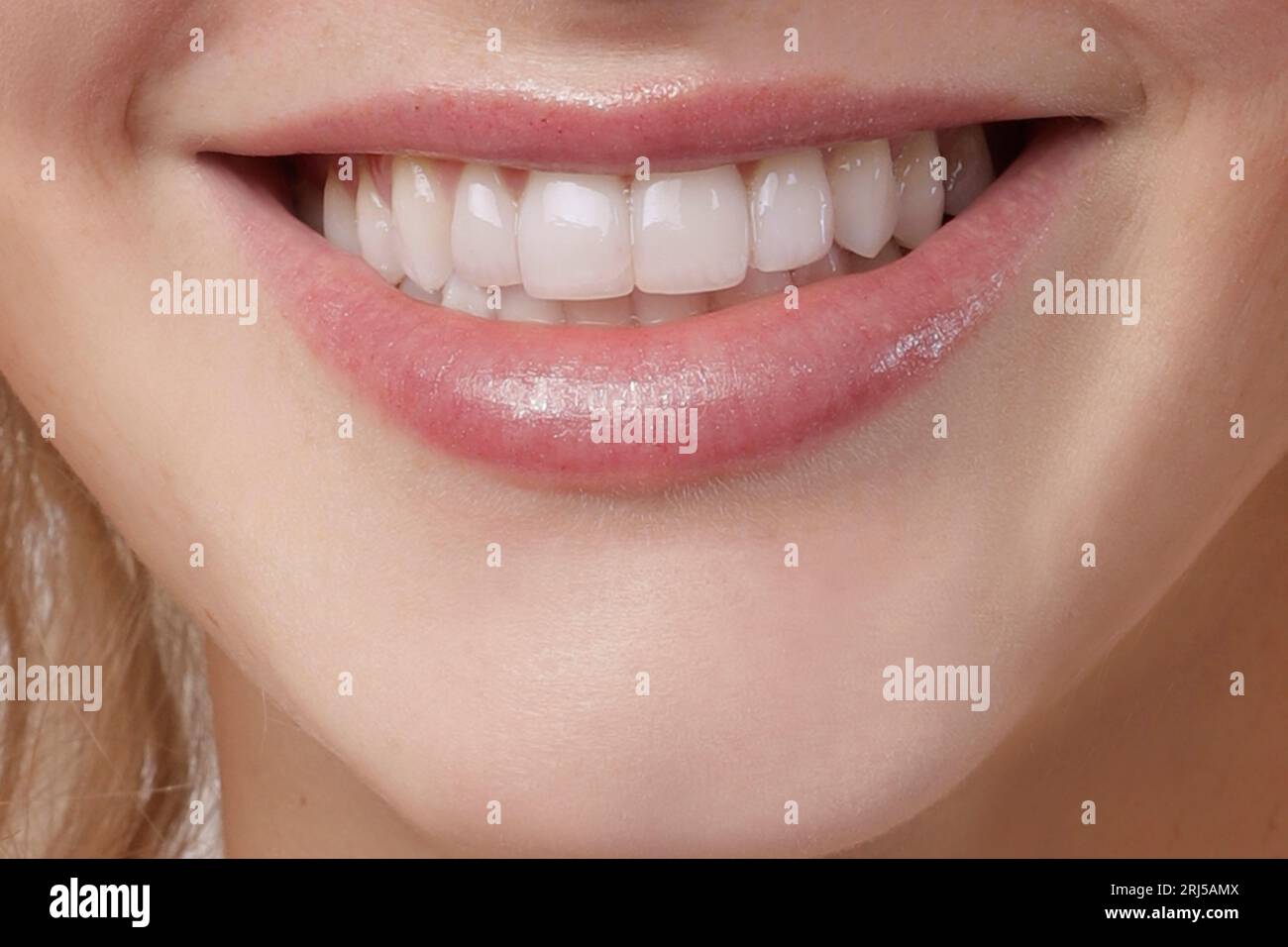 sourire de fille avec des dents parfaites Banque D'Images
