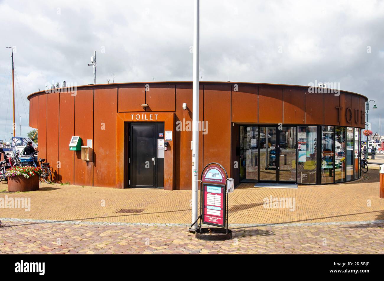 Urk, pays-Bas, 3 août 2023 : Nouveau bâtiment rond avec façade en acier corten dans le port, avec informations touristiques, toilettes et autres équipements Banque D'Images
