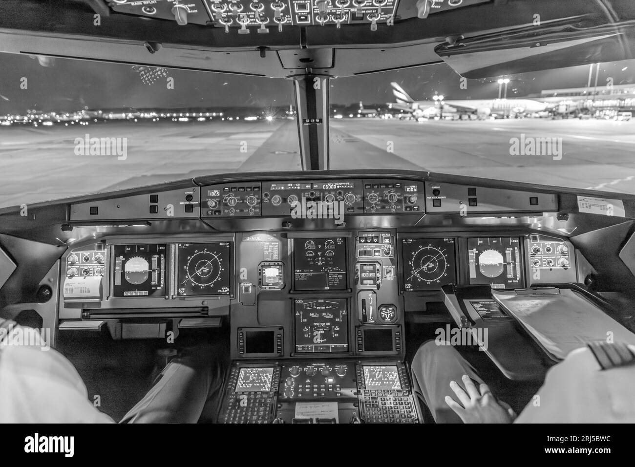 Francfort, Allemagne -9 octobre 2014 : atterrissage de nuit avec un avion de ligne A320 à l'aéroport de Francfort, Allemagne. Banque D'Images