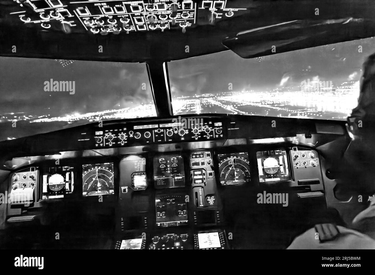 Francfort, Allemagne -9 octobre 2014 : atterrissage de nuit avec un avion de ligne A320 à l'aéroport de Francfort, Allemagne. Banque D'Images