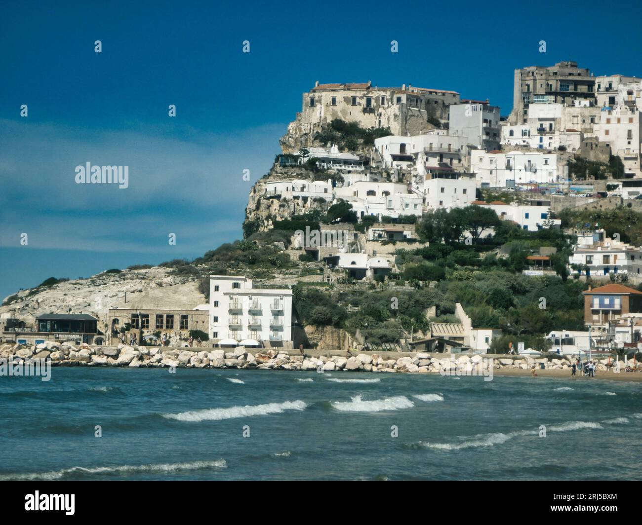 Vue du village de Peschici, région des Pouilles, Italie. Banque D'Images