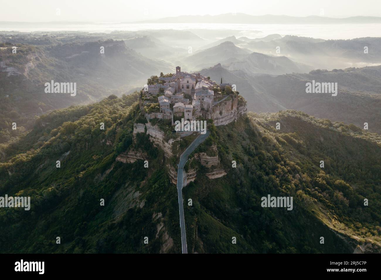 Vue aérienne de Civita di Bagnoregio au lever du soleil, Italie Banque D'Images
