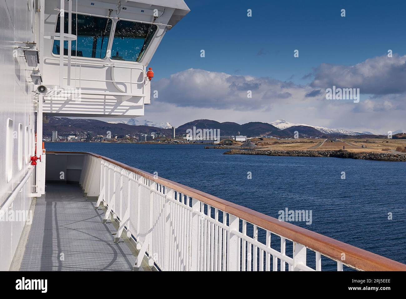 Le ferry norvégien Hurtigruten, MS NORDNORGE approchant de Bodø par le sud. La piste de l'aéroport de Bodø à droite. 4 mai 2023 Banque D'Images