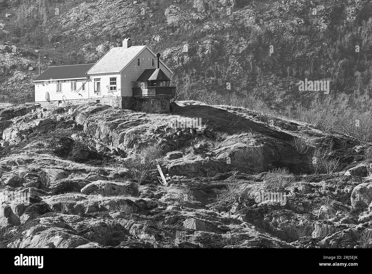 Photo en noir et blanc du phare norvégien historique de Bjørnøy, construit en 1890, situé sur la petite île de Bjørnøya, à 16 km au nord de Bodø, en Norvège Banque D'Images Photo en noir et blanc du phare norvégien historique de Bjørnøy, construit en 1890, situé sur la petite île de Bjørnøya, à 16 km au nord de Bodø, en Norvège Banque D'Images