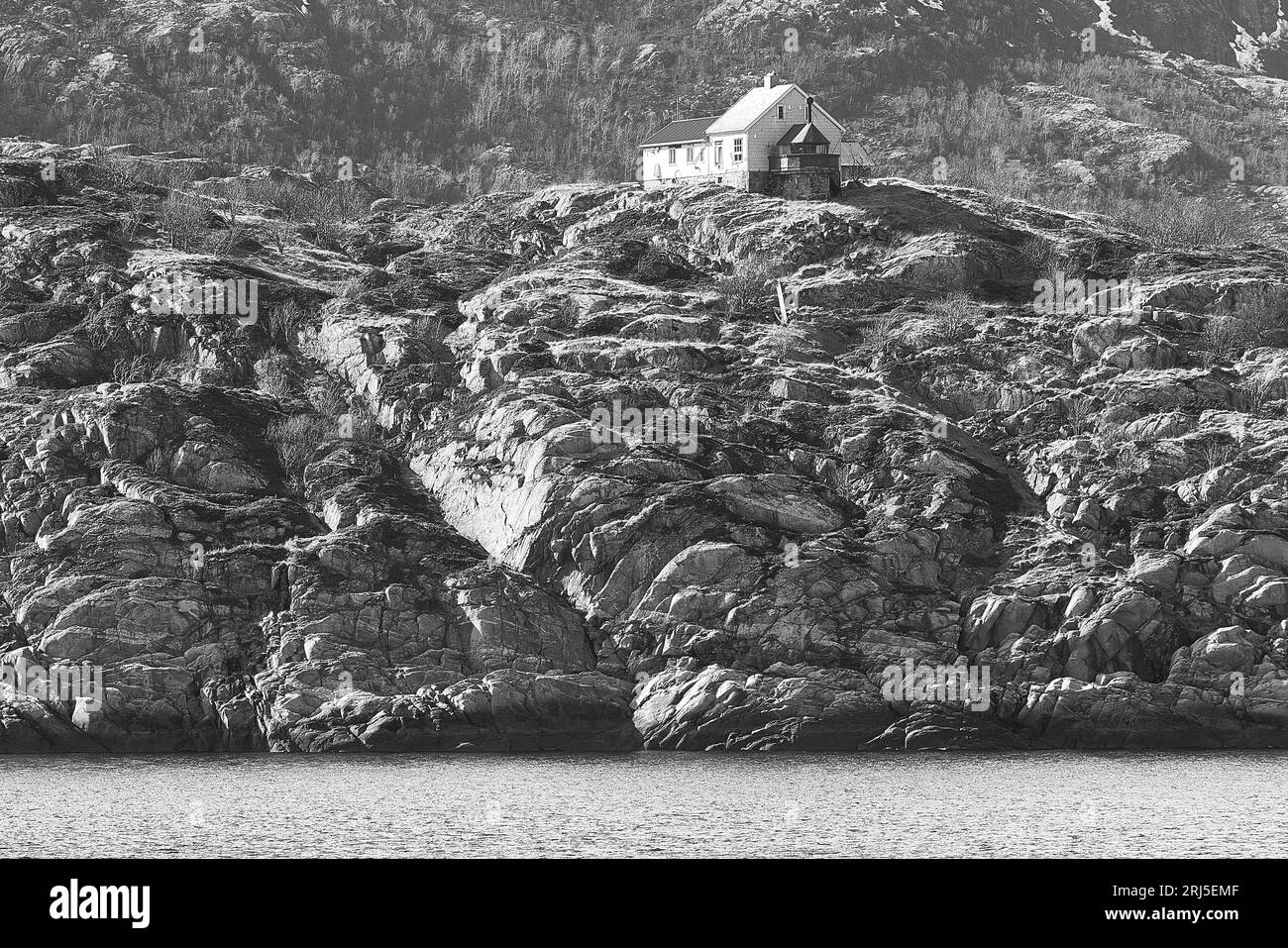 Photo en noir et blanc du phare norvégien de Bjørnøy, construit en 1890, situé sur la petite île de Bjørnøya, à 16 km au nord de Bodø, en Norvège Banque D'Images Photo en noir et blanc du phare norvégien de Bjørnøy, construit en 1890, situé sur la petite île de Bjørnøya, à 16 km au nord de Bodø, en Norvège Banque D'Images