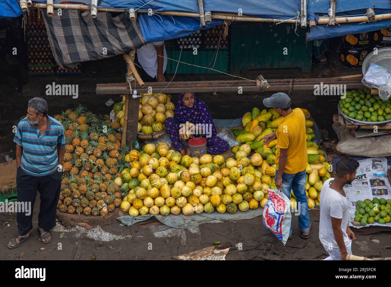 Les vendeurs de fruits au Jurain Railgate Market où environ 600 colporteurs dirigent leurs activités sur les voies ferrées. Les fournisseurs retirent les capots de Banque D'Images