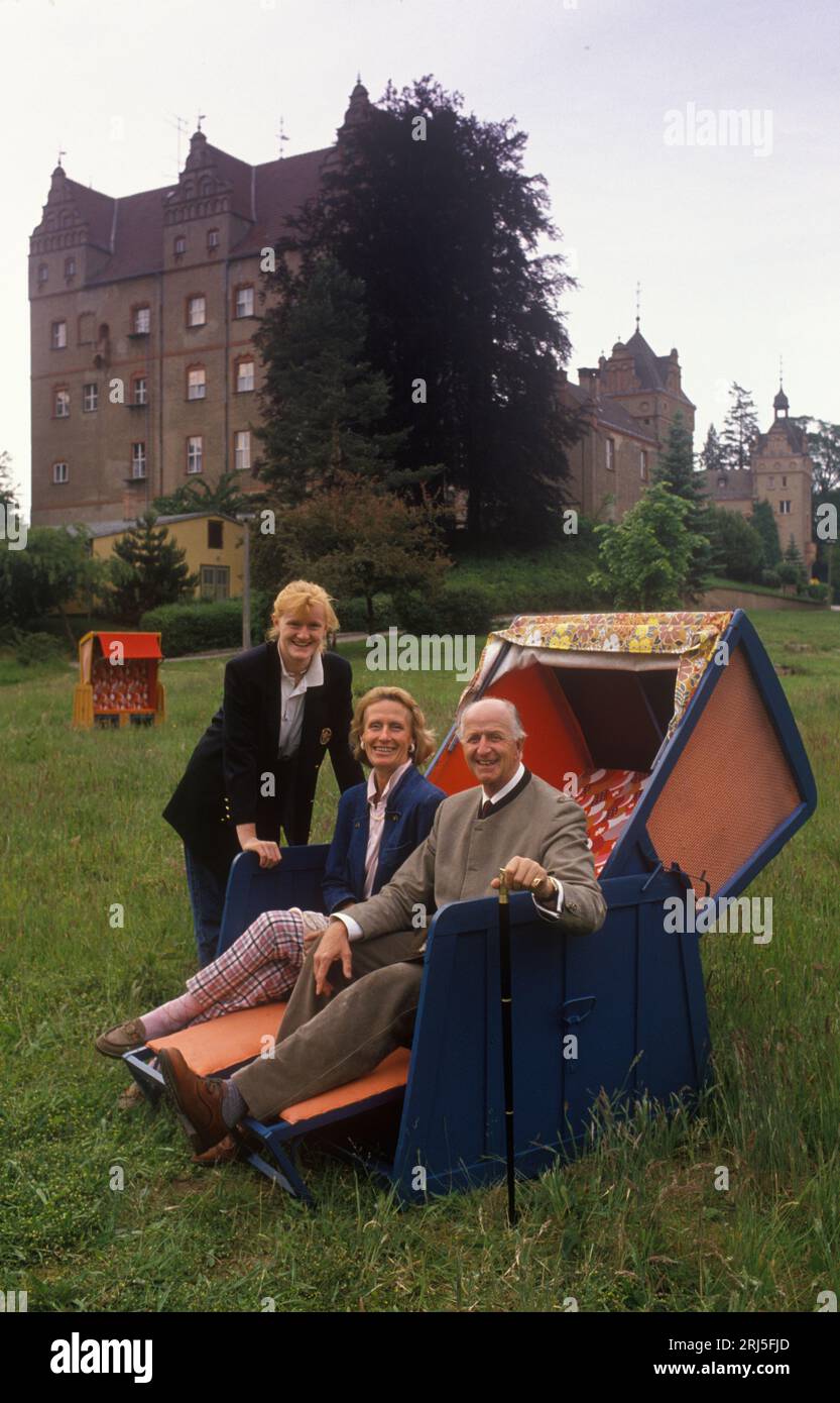 Boitzenburg, Allemagne de l'est 6 juin 1990. Le comte Adolf-Heinrich Graf von Arnim vu ici avec sa femme Angelica Gräfin von Arnim et sa fille Beatrice Gräfin von Arnim ils retournent au domaine familial et au château de Boitzenburg pour la première fois en 45 ans. Le comte souhaite récupérer son héritage du gouvernement de l'Allemagne de l'est. Le château est utilisé par le DDR comme sanatorium et lieu de villégiature pour les officiers et les officiers retraités et leurs familles de l'armée est-allemande. HOMER SYKES des années 1990 Banque D'Images