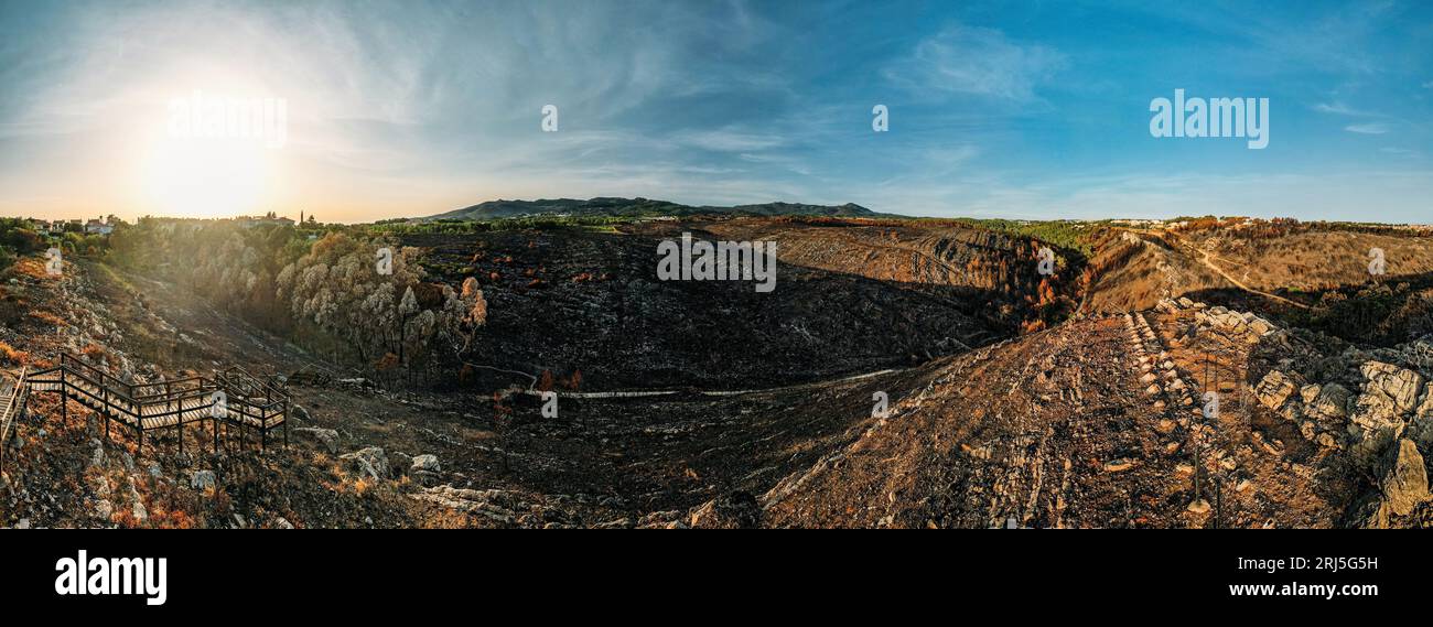 Vue panoramique aérienne au nord du paysage aride à Cascais, Portugal suite à des incendies de forêt en août 2023 Banque D'Images