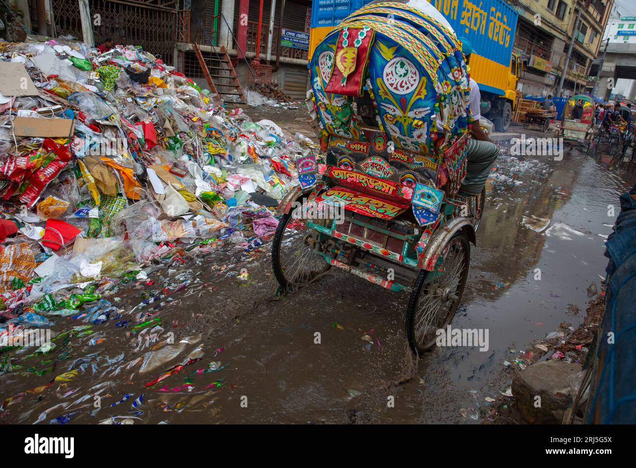 Déchets plastiques jetés près de la route à Jurain à Dhaka, Bangladesh. Banque D'Images