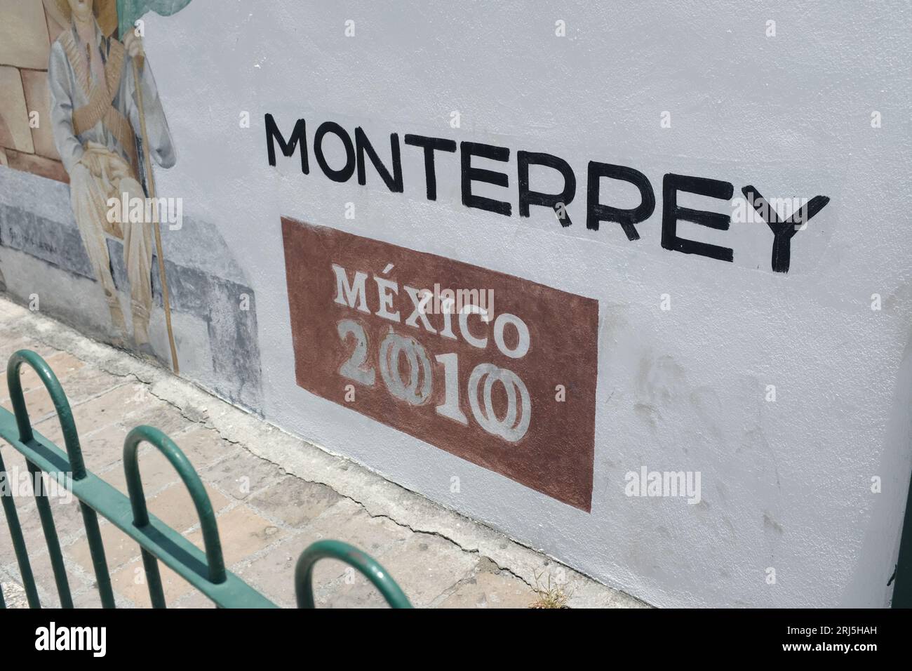 Un mur blanc avec le texte 'Montierry Mexico 2010'. Banque D'Images