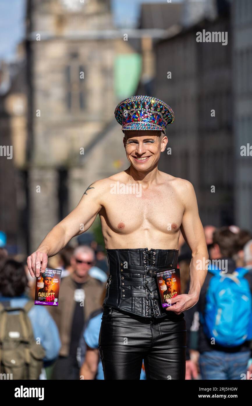 Michael Trauffer distribue des flyers pour son spectacle au Festival d'Édimbourg Banque D'Images