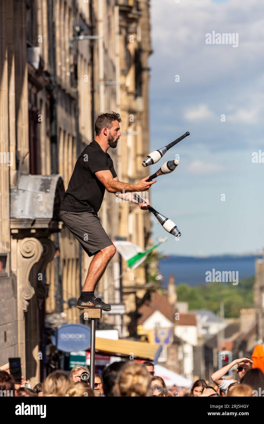 Un jongleur se produisant dans le Royal Mile au Festival d'Édimbourg Banque D'Images