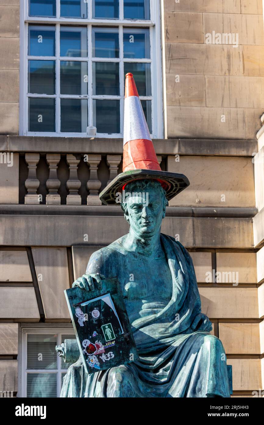 Statue de David Hume sur le Royal Mile avec un cône de trafic sur sa tête, Édimbourg Banque D'Images