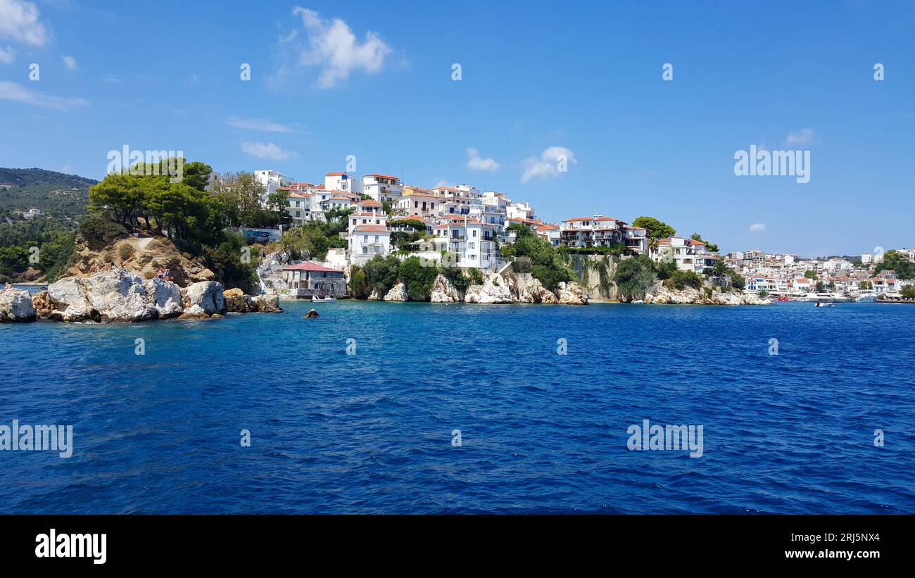 Skiathos, Grèce - août 2023 : ville de Skiathos sur l'île de Skiathos en Grèce vue du navire Banque D'Images