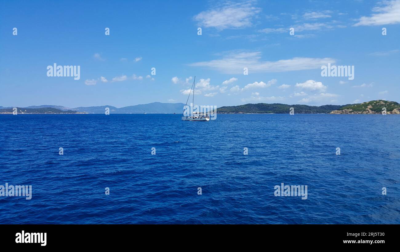 Skiathos, Grèce - août 2023 : Voilier en mer près de l'île de Skiathos en Grèce par une journée ensoleillée Banque D'Images