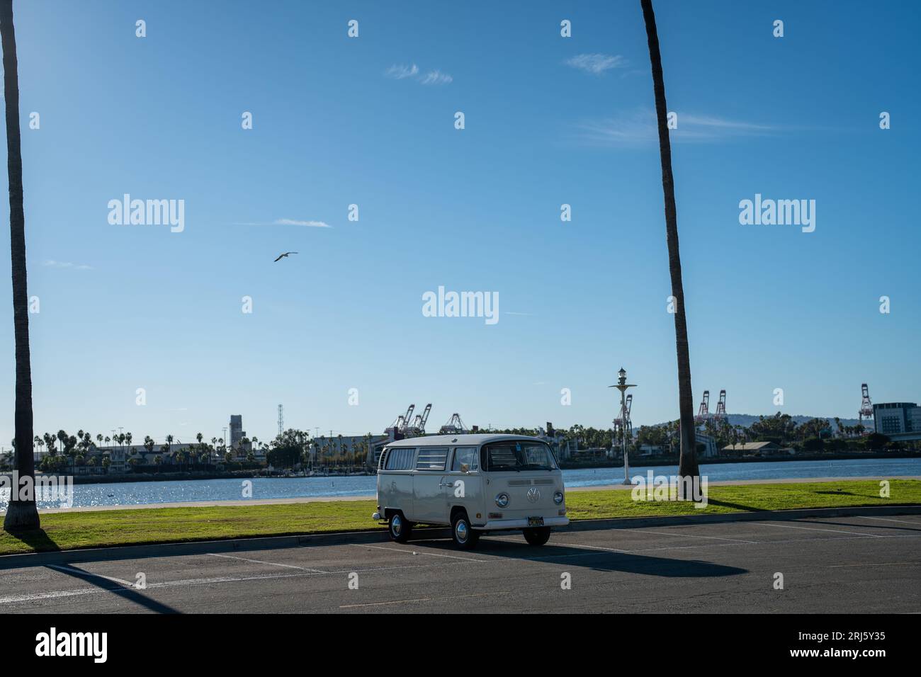 Un bus Volkswagen vintage bleu clair debout à côté de la rive Banque D'Images