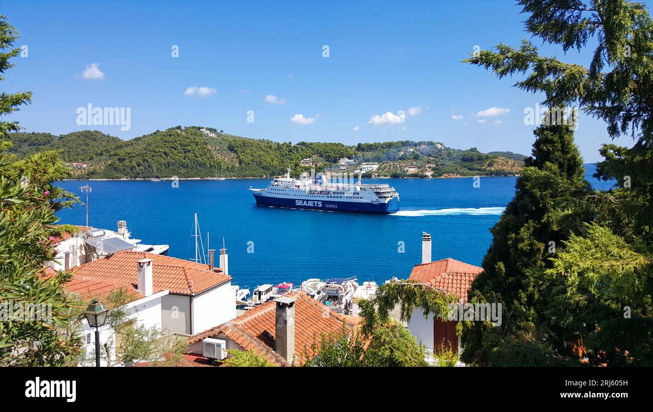 Skiathos, Grèce - août 2023 : ferry approchant du port de la ville de Skiathos sur l'île de Skiathos en Grèce Banque D'Images