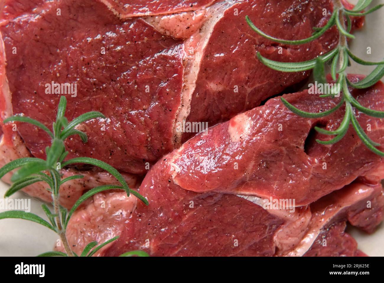 Viande rouge vue de dessus. Couper le steak tourne sur fond de planche à découper en bois. Pose à plat. Viande crue fraîche avec épices et herbes. Black Angus Prime Meat St Banque D'Images