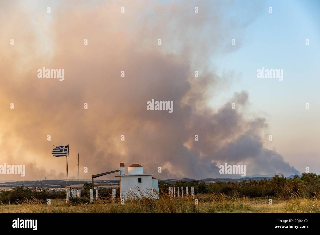 Incendie de forêt massif à Alexandroupolis Evros Grèce, près de l'aéroport et Apalos, situation d'urgence, drapeau grec. Banque D'Images