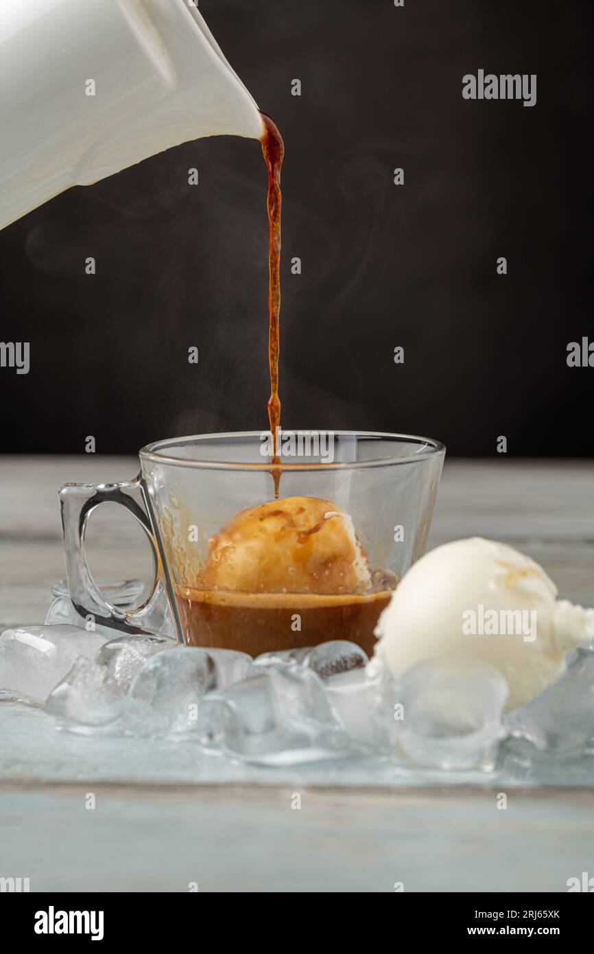 Café affogato avec de la crème glacée à la vanille dans une tasse en verre sur une table en bois Banque D'Images
