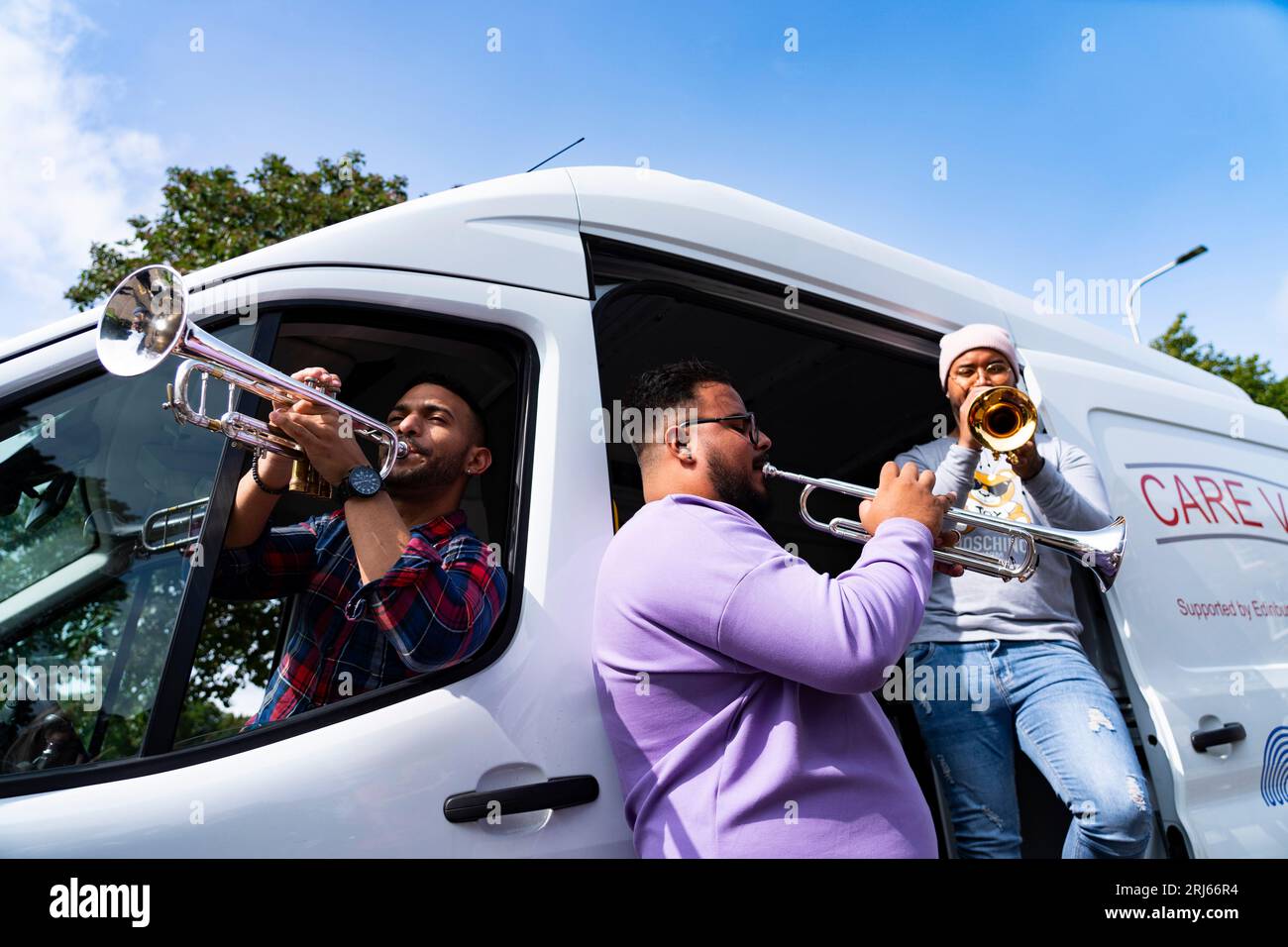 Édimbourg, Écosse, Royaume-Uni. 21 août 2023. Des musiciens de l'Orchestre symphonique de Simón Bolívar du Venezuela jouent d'un Bethany Care Van sur Leith Links aujourd'hui. Les musiciens accompagneront la camionnette dans ses tournées et surprendront les patrons de la camionnette. Le Care Van Edinburgh offre de la nourriture et du soutien aux sans-abri et aux personnes en crise dans les rues d'Edimbourg. Iain Masterton/Alamy Live News Banque D'Images