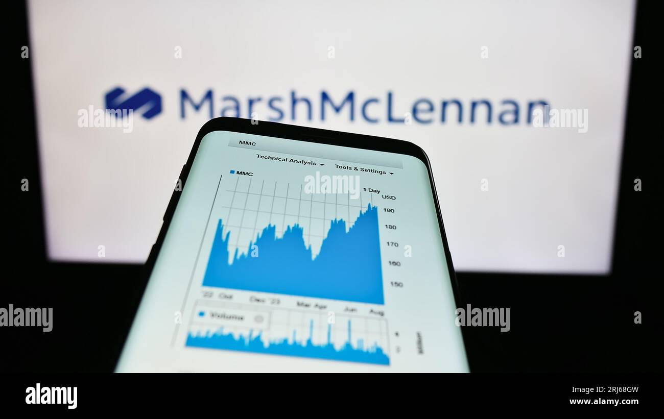 Téléphone intelligent avec le site Web de la société américaine Marsh McLennan Companies Inc. À l'écran devant le logo de l'entreprise. Effectuez le focus sur le coin supérieur gauche de l'écran du téléphone. Banque D'Images