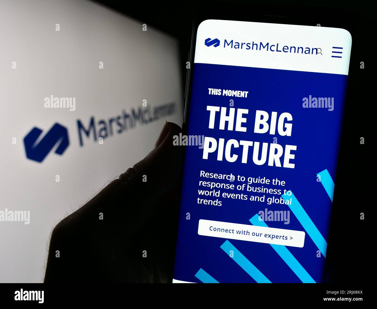 Personne tenant un téléphone cellulaire avec la page Web de la société américaine Marsh McLennan Companies Inc. À l'écran devant le logo. Concentrez-vous sur le centre de l'écran du téléphone. Banque D'Images