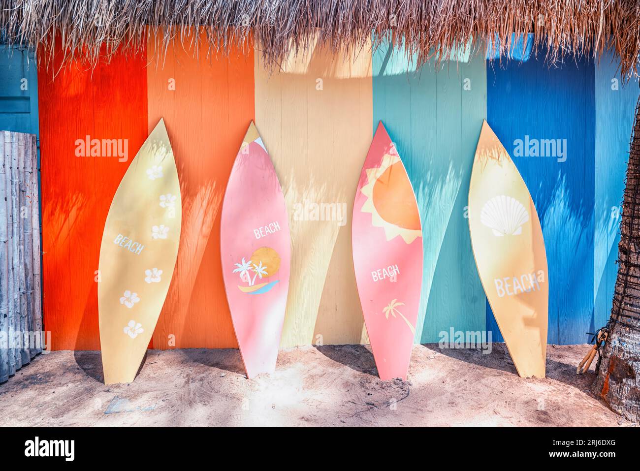Planche de surf avec un mur coloré sur la plage Banque D'Images
