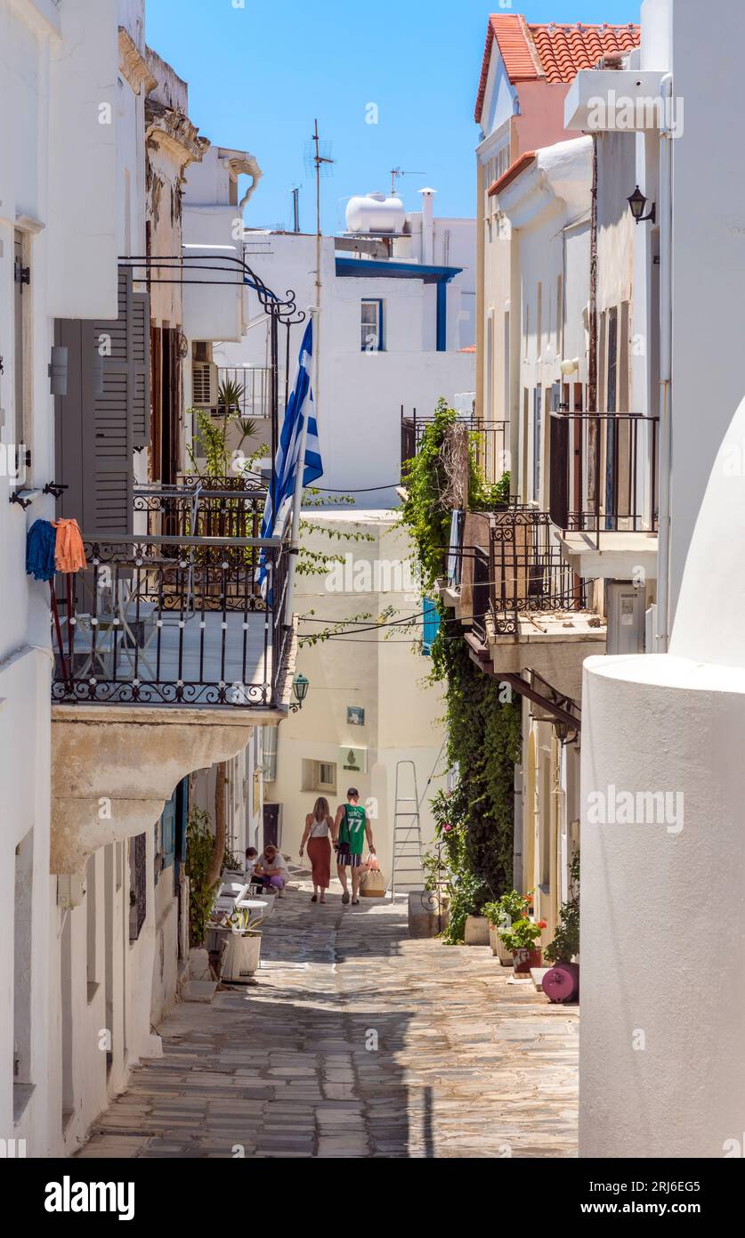 Une rue dans la ville de Tinos. Banque D'Images
