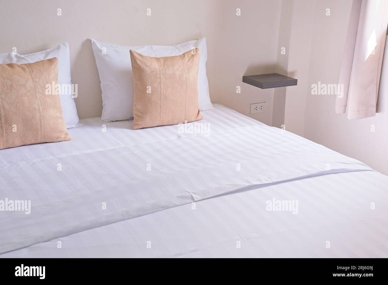 chambre confortable blanche, idée de décor et design, décoration intérieure à la maison. Banque D'Images