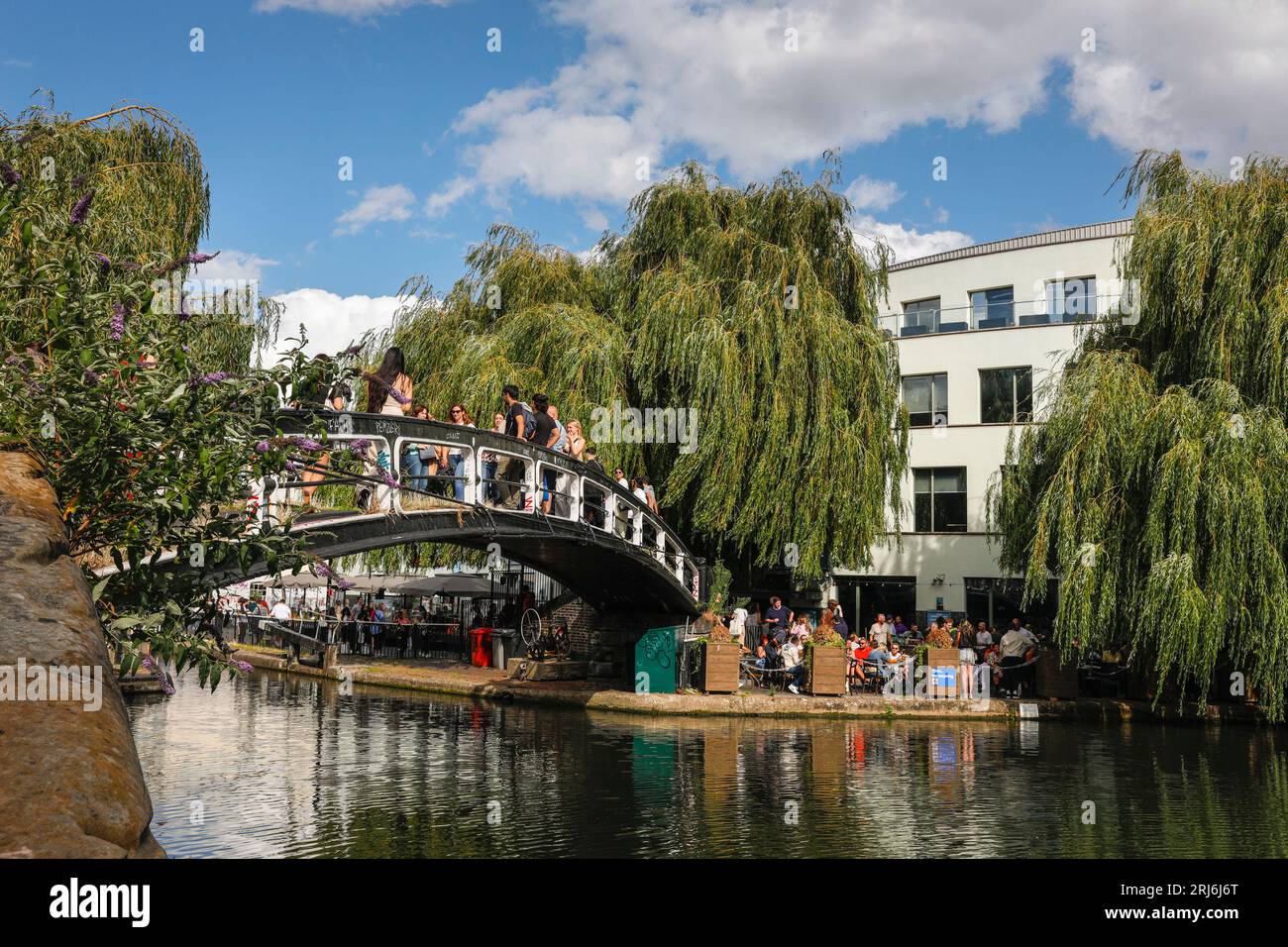 Personnes traversant le Regent's Canal à Camden Lock Market, Camden Town, Londres, Angleterre, Royaume-Uni Banque D'Images