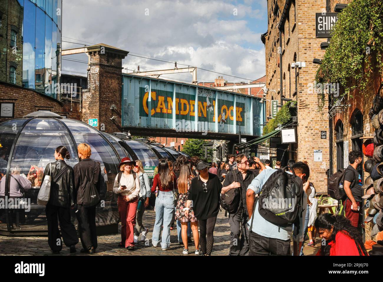 Camden Lock Market, occupé par les touristes, Camden Town, Londres, Angleterre, ROYAUME-UNI Banque D'Images