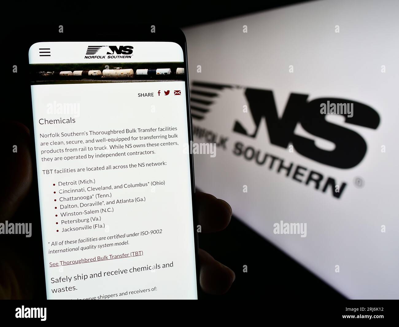 Personne tenant un téléphone portable avec la page Web de la compagnie de chemin de fer américaine Norfolk Southern Corp. sur l'écran devant le logo. Concentrez-vous sur le centre de l'écran du téléphone. Banque D'Images