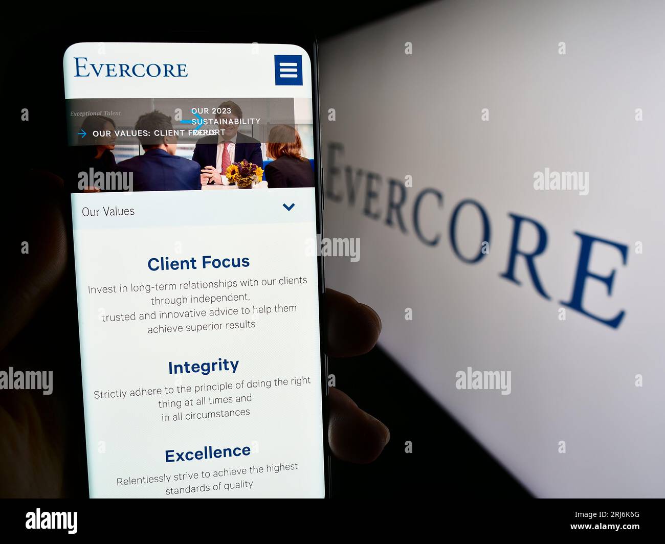 Personne détenant un téléphone intelligent avec la page Web de la société américaine de services bancaires d'investissement Evercore Inc. À l'écran avec logo. Concentrez-vous sur le centre de l'écran du téléphone. Banque D'Images