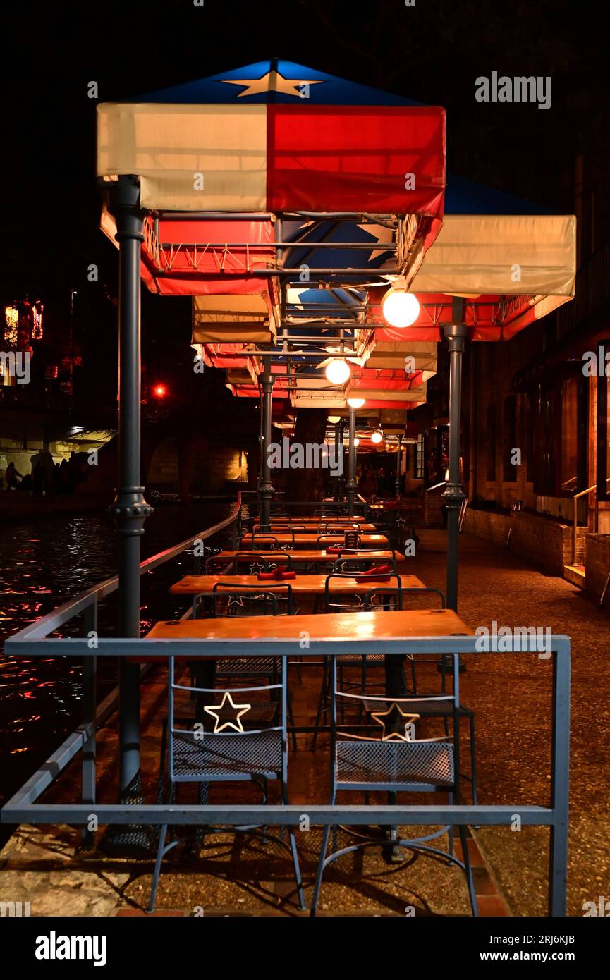 Une vue sur une jetée avec plusieurs tables installées dans une salle à manger extérieure, ressemblant à un restaurant ou un bar Banque D'Images