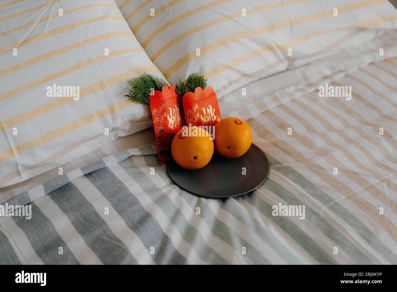 Une cérémonie de mariage asiatique chinoise avec un paquet rouge d'oranges sur un lit Banque D'Images