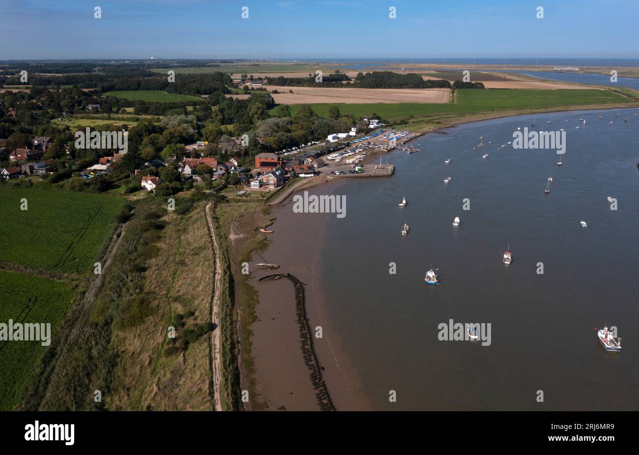 Vue le long de la côte avec quai à Orford et la rivière ALDE, Suffolk, Angleterre, Europe Banque D'Images