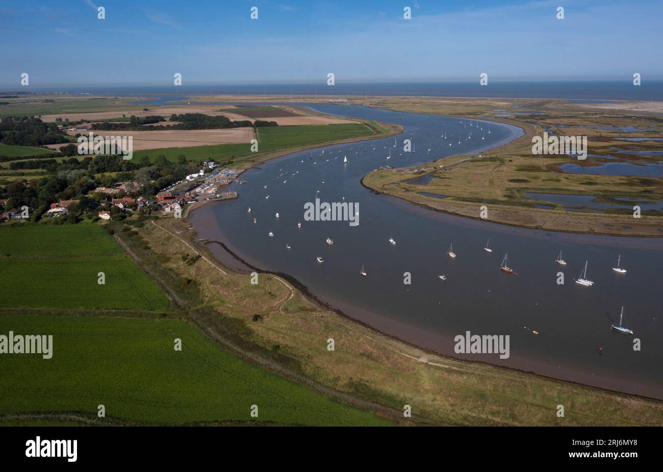 Vue le long de la côte avec quai à Orford et la rivière ALDE, Suffolk, Angleterre, Europe Banque D'Images