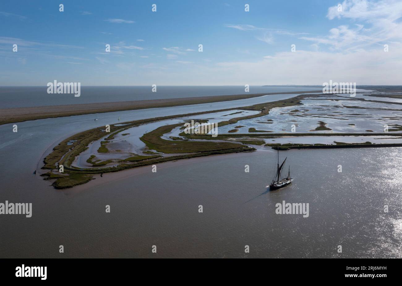 Old Thames Barge Boat amarré sur la rivière ALDE près d'Orford Ness à côté des marais salants, Orford, Suffolk, Angleterre Banque D'Images